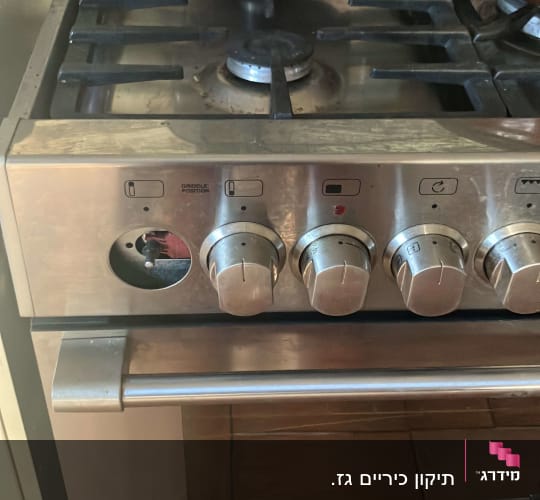 כיריים עם סירים על הכיריים
